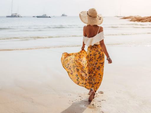 Devushka Spina More Iubka Shliapa Leto Bereg (1)